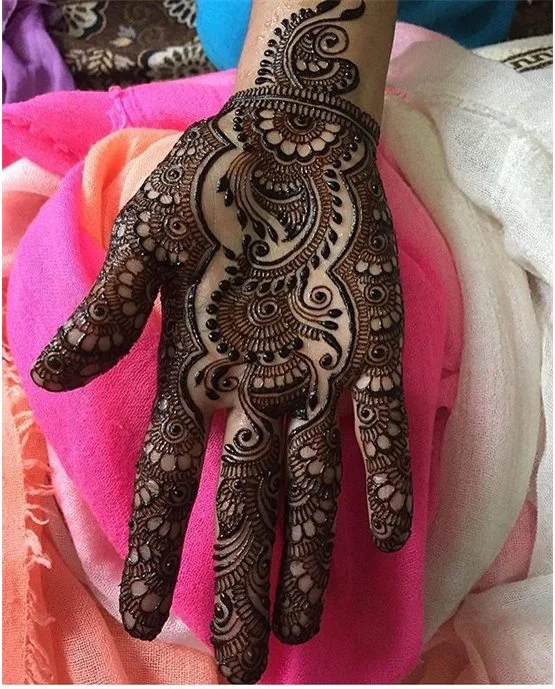 Modern Knot Look On Front Hand Mehndi Design Modern Knot Look On Front Hand Mehndi Design